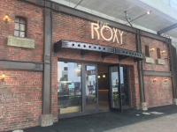 赤レンガの壁面が印象的なROXY外観